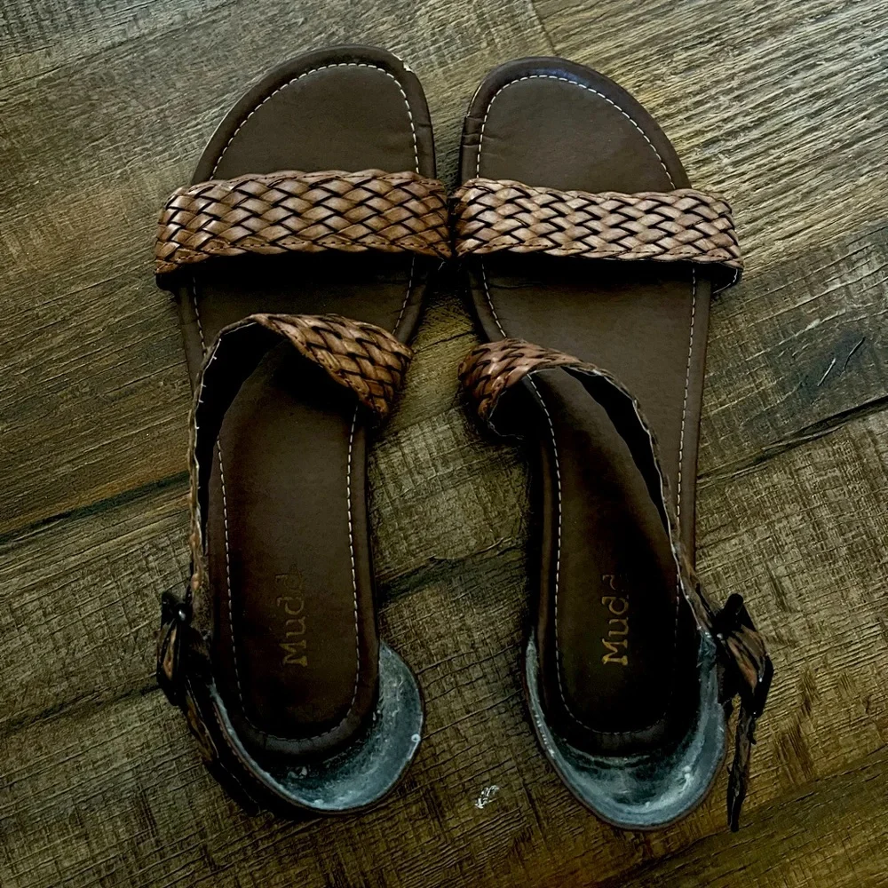 Mudd brown woven women’s sandals. size 8.5
